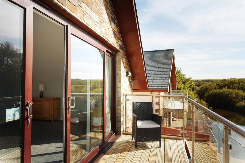St Columb Major Kingfisher Hot Tub & Log Burner House On Premium Lakeside With Resort Facilities מראה חיצוני תמונה