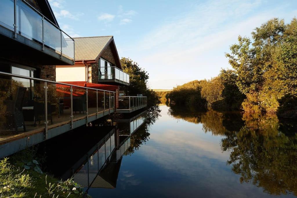 St Columb Major Kingfisher Hot Tub & Log Burner House On Premium Lakeside With Resort Facilities מראה חיצוני תמונה