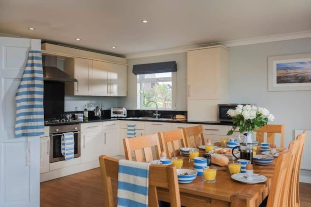 St Columb Major Kingfisher Hot Tub & Log Burner House On Premium Lakeside With Resort Facilities מראה חיצוני תמונה